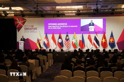 Thủ tướng Singapore Lý Hiển Long phát biểu tại Hội nghị. (Ảnh: Việt Dũng/TTXVN)