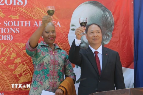 Đại sứ Việt Nam Vũ Văn Dũng và bà Sindi Mququ, đại diện Chính phủ Nam Phi, nâng cốc chúc mừng Quốc khánh Việt Nam. (Ảnh: Phi Hùng/TTXVN)