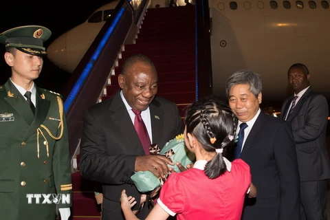 Tổng thống Nam Phi Cyril Ramaphosa (thứ 2, trái) tới sân bay ở Bắc Kinh, Trung Quốc ngày 1/9. (Ảnh: THX/TTXVN)