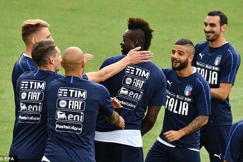 Các cầu thủ Italy trước trận gặp Ba Lan. (Nguồn: EPA)