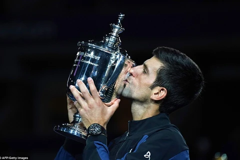 Djokovic lần thứ 3 trong sự nghiệp được hôn cúp vô địch US Open.