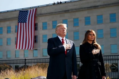 Tổng thống Mỹ Donald Trump cùng phu nhân Melania Trump tưởng niệm các nạn nhân vô tội. (Nguồn: usatoday)