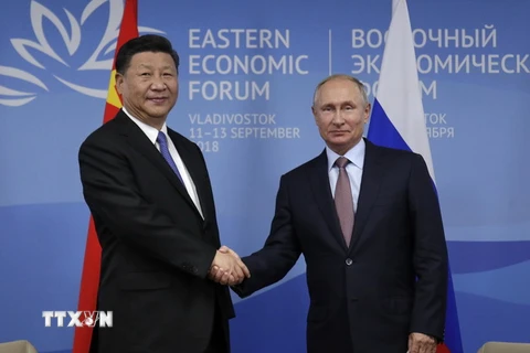 Tổng thống Nga Vladimir Putin (phải) và Chủ tịch Trung Quốc Tập Cận Bình (trái) bên lề Diễn đàn Kinh tế phương Đông. (Ảnh: AFP/TTXVN)