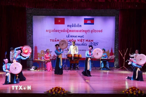 Tiết mục múa 'Những cô gái Quan họ' của các nghệ sỹ Việt Nam trong chương trình. (Ảnh: TTXVN)