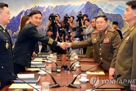 Hình ảnh cuộc gặp giữa quan chức hai miền Triều Tiên hồi tháng 6 vừa qua. (Nguồn: Yonhap)