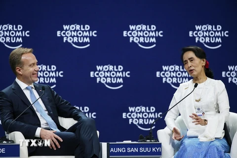 Cố vấn Nhà nước Myanmar, bà Aung San Auu Kyi (phải) tại buổi trò truyện. (Ảnh: Lâm Khánh/TTXVN)
