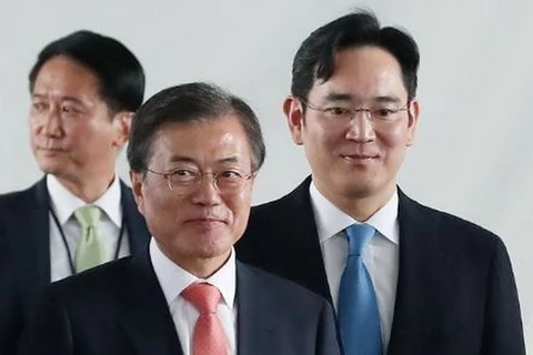 Phó Chủ tịch tập đoàn Samsung Lee Jae-Yong (phải) sẽ thấp tùng Tổng thống Moon Jae-in thăm Triều Tiên. (Nguồn: Yonhap)
