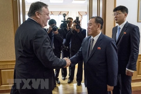 Phó Chủ tịch Đảng Lao động Triều Tiên Kim Yong-chol (phải) và Ngoại trưởng Mỹ Mike Pompeo trong cuộc gặp tại Bình Nhưỡng, Triều Tiên ngày 7/7. (Ảnh: AFP/TTXVN)