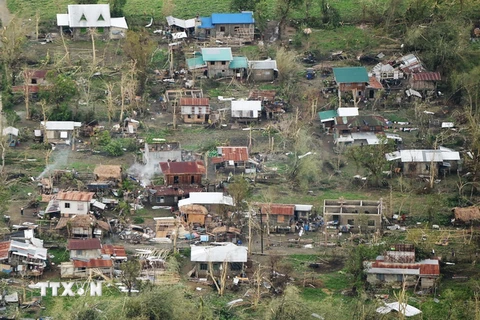 Nhiều ngôi nhà bị tàn phá do bão Mangkhut tại tỉnh Cagayan, miền bắc Philippines ngày 16/9. (Ảnh: AFP/TTXVN)