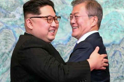 Tổng thống Hàn Quốc Moon Jae-in (phải) và nhà lãnh đạo Triều Tiên Kim Jong-un. (Nguồn: Getty Images)