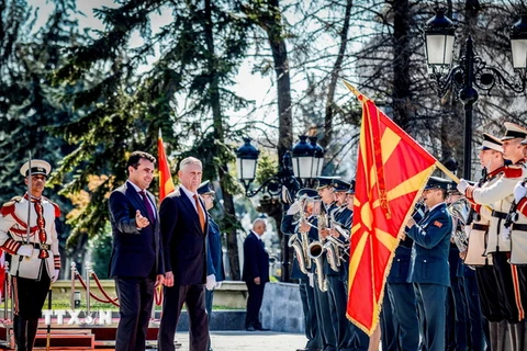 Thủ tướng Macedonia Zoran Zaev (thứ 2, trái) tại lễ đón Bộ trưởng Quốc phòng Mỹ James Mattis. (Ảnh: AFP/TTXVN)