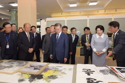 Tổng thống Hàn Quốc Moon Jae-in đến thăm Xưởng Nghệ thuật Mansudae. (Nguồn: Yonhap)
