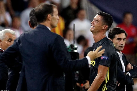 Ronaldo không kìm được nước mắt khi bị truất quyền thi đấu. (Nguồn: EPA)