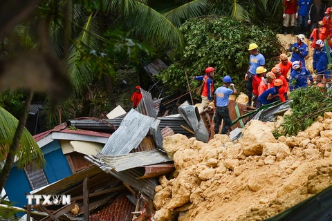 Lực lượng cứu hộ tìm kiếm nạn nhân tại hiện trường sạt lở đất ở thành phố Naga trên đảo Cebu, Philippines ngày 20/9. (Ảnh: AFP/TTXVN)