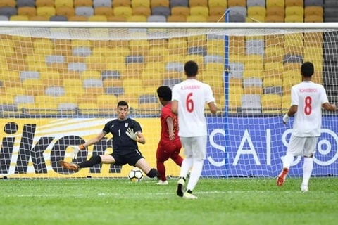 U16 Indonesia (áo đỏ) khiến U16 Iran nhận thất bại.