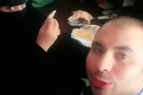Người đàn ông này đã bị bắt sau khi đăng video ăn sáng cùng nữ đồng nghiệp ở Saudi Arabia. (Nguồn: odditycentral)