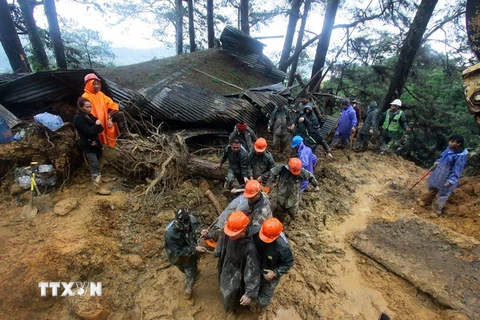 Lực lượng cứu hộ chuyển thi thể nạn nhân thiệt mạng trong vụ lở bùn do ảnh hưởng của bão Mangkhut tại thành phố Baguio, Philippines. (Ảnh: AFP/TTXVN)