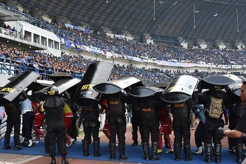 Cảnh sát được huy động để chống bạo lực ở một trận đấu tại Indonesia. (Nguồn: AFP) 