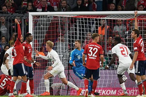 Bayern Munich (áo đỏ) để cho Augsburg cầm hòa ngay tại sân nhà. (Nguồn: Reuters)
