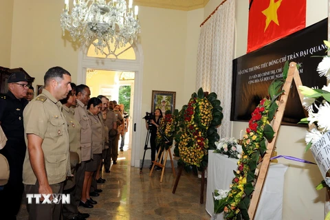 Đoàn đại biểu Bộ Các lực lượng vũ trang cách mạng Cuba viếng Chủ tịch nước Trần Đại Quang. (Ảnh: Vũ Lê Hà/TTXVN)