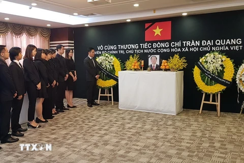 Cán bộ Tổng Lãnh sự quán Việt Nam tại Thượng Hải kính viếng Chủ tịch nước Trần Đại Quang. (Ảnh: TTXVN)