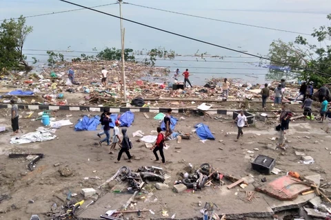 Hiện trường ngổn ngang, đổ nát sau khi sóng thần ập vào Palu, đảo Sulawesi, Indonesia ngày 28/9. (Ảnh: AFP/TTXVN)