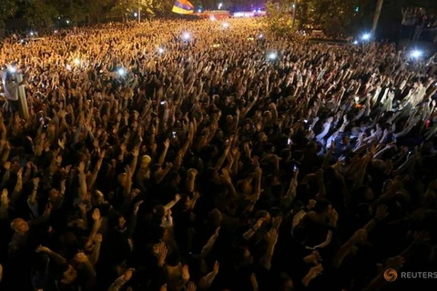 Hàng chục nghìn người dân Armenia xuống đường biểu tình. (Nguồn: Reuters)