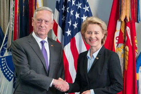 Bộ trưởng Quốc phòng Mỹ James Mattis (trái) và người đồng cấp Đức Ursula von der Leyen. (Nguồn: dw.com)