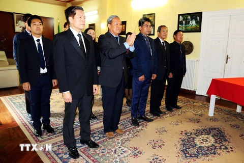 Đại sứ Cao Chính Thiện dẫn đầu các Cơ quan đại diện Việt Nam tại Italy vào viếng. (Ảnh: Quang Thanh/TTXVN)