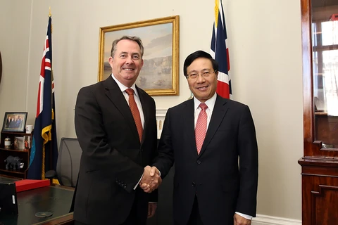 Phó Thủ tướng Phạm Bình Minh và Bộ trưởng Thương mại Quốc tế Anh Liam Fox. (Ảnh: VGP)