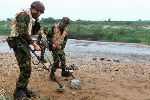 Binh sỹ Hàn Quốc rà phá mìn ở DMZ. (Nguồn: AP)