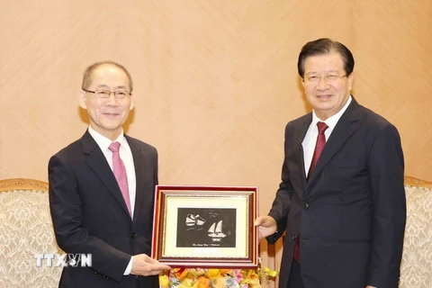 Phó Thủ tướng Trịnh Đình Dũng tặng quà lưu niệm cho ông Hoesung Lee. (Ảnh: Dương Giang/TTXVN)