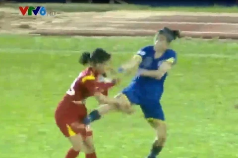 Các cầu thủ nữ đánh nhau ngay trên sân.