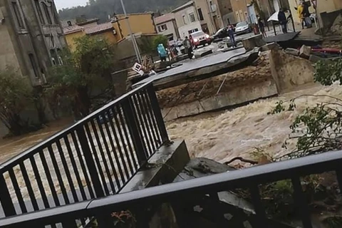 Tại khu vực Villegailhenc, ít nhất 1 cây cầu đã bị sập do mưa lũ. (Nguồn: AP)