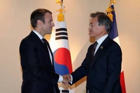 Tổng thống Hàn Quốc Moon Jae-in (phải) và người đồng cấp Pháp Emmanuel Macron. (Nguồn: Yonhap)