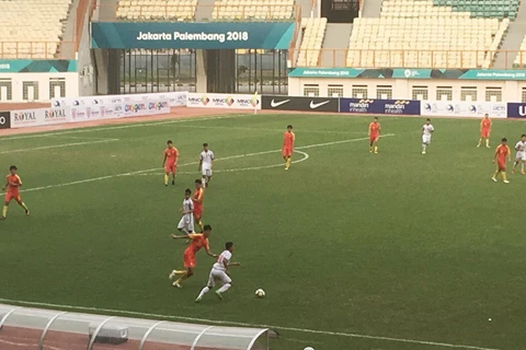 U19 Việt Nam (áo trắng) vượt qua U19 Trung Quốc. (Nguồn: VFF)