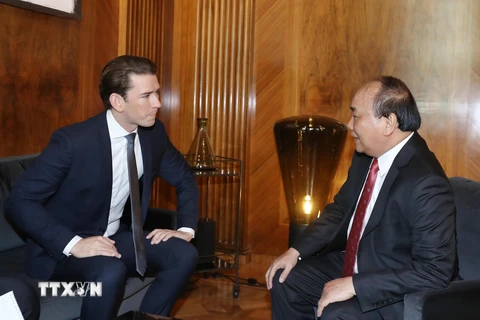 Thủ tướng Áo Sebastian Kurz gặp riêng Thủ tướng Nguyễn Xuân Phúc trước hội đàm. (Ảnh: Thống Nhất/TTXVN)