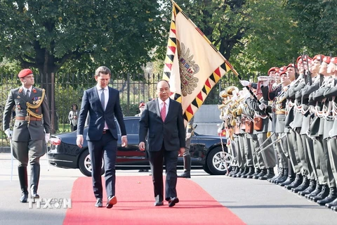 Thủ tướng Áo Sebastian Kurz và Thủ tướng Nguyễn Xuân Phúc duyệt đội danh dự tại Lễ đón, được tổ chức trọng thể ở Văn phòng Thủ tướng Áo. (Ảnh: Thống Nhất/TTXVN)