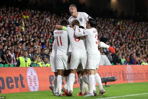 Cầu thủ Anh ăn mừng sau khi dẫn trước Tây Ban Nha 3-0.