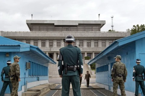 Triều Tiên trao trả một công dân Hàn Quốc qua kênh liên lạc làng đình chiến Pamunjom. (Nguồn: Getty Images)