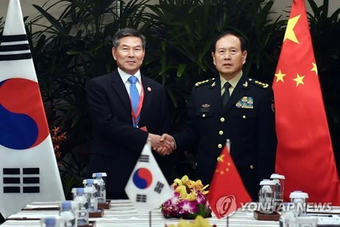Bộ trưởng Quốc phòng Hàn Quốc Jeong Kyeong-doo và người đồng cấp Trung Quốc Ngụy Phụng Hòa. (Nguồn: Yonhap)