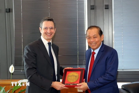 Phó Thủ tướng Thường trực Trương Hòa Bình tặng quà lưu niệm cho Thẩm phán Sebastiano Ardita. (Ảnh: Ngự Bình/TTXVN)