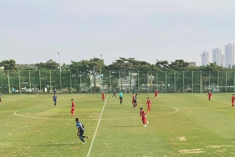 Đội tuyển Việt Nam đá giao hữu với Incheon.