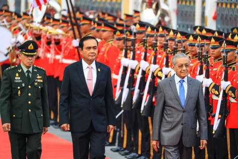 Thủ tướng Malaysia Mahathir Mohamad và Thủ tướng Prayut Chan-ocha duyệt đội danh dự. (Nguồn: nikkei.com)