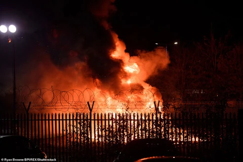 Lửa bốc cháy dữ dội tại hiện trường. (Nguồn: Daily Mail)