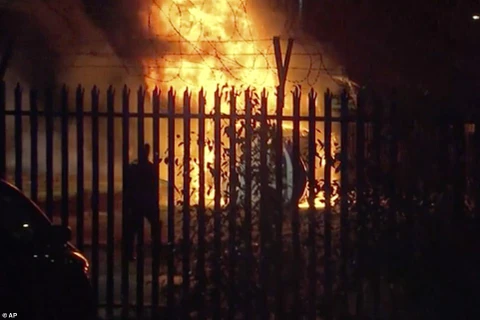 Hiện trường trực thăng của ông chủ Leicester rơi và bốc cháy dữ dội