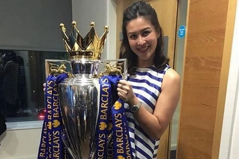 Cựu á hậu Thái Lan Nusara Suknamai nâng cúp vô địch Premier League của Leicester. (Nguồn: Mirror)
