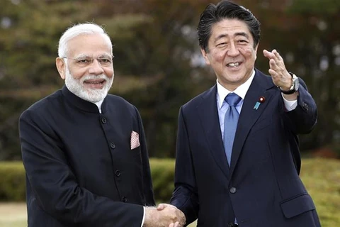 Thủ tướng Nhật Bản Shinzo Abe (phải) và Thủ tướng Ấn Độ Narendra Modi. (Ảnh: Reuters)