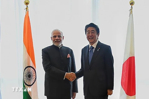 Thủ tướng Nhật Bản Shinzo Abe (phải) và Thủ tướng Ấn Độ Narendra Modi trong cuộc gặp tại tỉnh Yamanashi. (Ảnh: AFP/TTXVN)