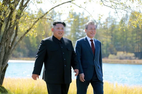 Nhà lãnh đạo Triều Tiên Kim Jong-un và Tổng thống Hàn Quốc Moon Jae-in trong cuộc gặp gần đây. (Nguồn: nytimes.com)